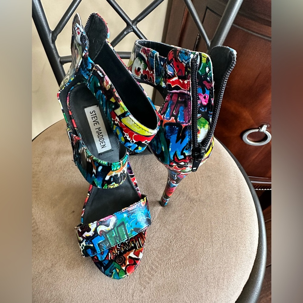 Women’s Steve Madden pump heels. Multi color, leather. Size 7 w/ 5” heels